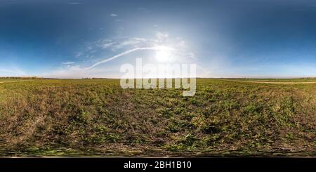 360 Grad Panorama Ansicht von Volle nahtlose, kugelförmige hdri Panorama-360-Grad-Ansicht zwischen den Feldern im Herbst sonniger Tag mit atemberaubenden Wolken in äquirechteckiger Projektion mit z