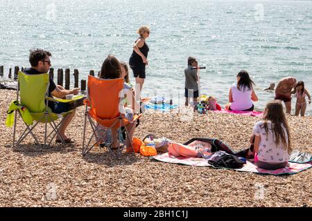 Familien an einem britischen Kiesstrand im Sommer ein typisches Britische Kiesstrand-Szene Stockfoto