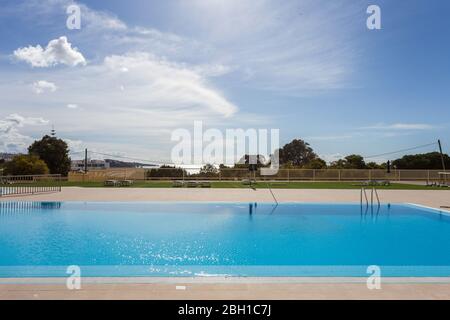 Klares Wasser Pool auf Luxus-Urlaub mit Meerblick und schönen Garten. Algarve, Portugal. Stockfoto