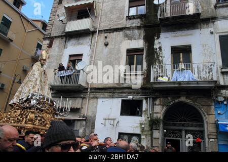 Treue Frauen mit Blick auf den Balkon ihres Hauses Blick auf den Durchgang der Prozession mit der Büste von San Catello in der Altstadt . Stockfoto