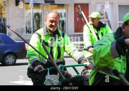 Zagreb, Kroatien - 17. April 2020 : EINE Gruppe Müllmänger, die mit Mülltonnen in der Innenstadt von Zagreb, Kroatien, Fahrrad fahren. Stockfoto