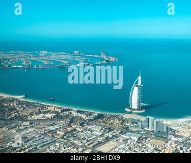 Luftaufnahme aus einem Flugzeug von Dubai Jumeirah Bezirk Stadtbild an einem sonnigen Tag. Dubai, Vereinigte Arabische Emirate. Stockfoto
