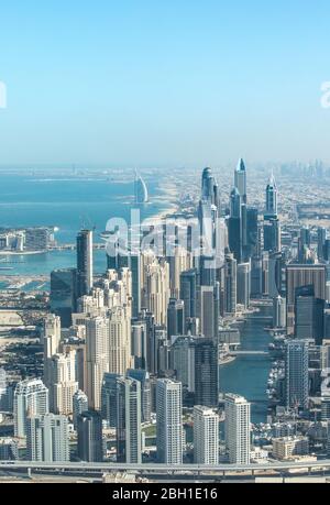 Luftaufnahme des Dubai Marina District und des Jumeirah Beach Bereichs. Dubai, Vereinigte Arabische Emirate. Stockfoto