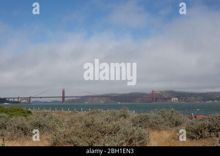 Golden Gate Bridge in San Francisco aus der Ferne betrachtet Stockfoto