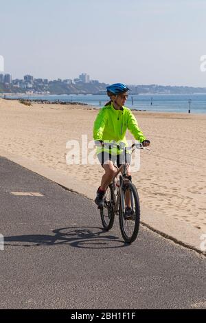 Poole, Dorset, Großbritannien. April 2020. UK Wetter: Schöner warmer sonniger Tag, da die Temperaturen an den Stränden von Poole an der Südküste steigen, während die Menschen ihre erlaubte Bewegung machen, die meisten halten sich an die Coronavirus Richtlinien. Radfahrer Radfahren entlang der Promenade - Fahrrad fahren. Quelle: Carolyn Jenkins/Alamy Live News Stockfoto