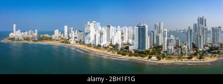 Luftaufnahme der modernen Skyline von Cartagena de Indias in Kolumbien an der Karibikküste Südamerikas. Panorama des Bocagrande Distrikts. Stockfoto