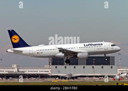 D-AIPT Lufthansa Airbus A320-211 in Malpensa (MXP / LIMC), Mailand, Italien Stockfoto