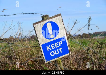 Halten Sie sich vor Warnschild in Land vereinigtes Königreich Stockfoto