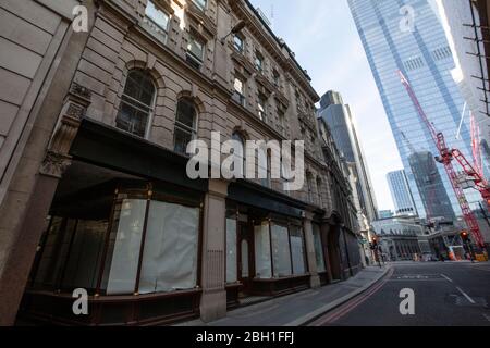 London, Großbritannien. April 2020. Eine geschlossene Geschäftsfront auf Bishopsgate wegen der COVID-19-Pandemie in der City of London, da die Lockdown-Maßnahmen in den nächsten drei bis vier Wochen inmitten des Coronavirus gelockert werden müssen, damit sich die Wirtschaft erholen kann. City of London Lockdown, England, Großbritannien 23. April 2020 Quelle: Jeff Gilbert/Alamy Live News Stockfoto