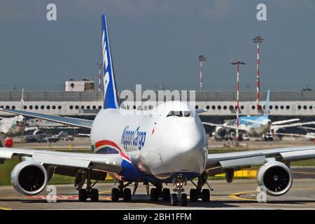 JA14KZ Nippon Cargo Airlines (NCA) Boeing 747-8F fotografiert am Flughafen Malpensa, Mailand, Italien Stockfoto