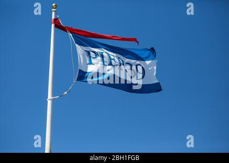 Pier 39 Flagge fliegt im Wind gegen einen klaren blauen Himmel Stockfoto