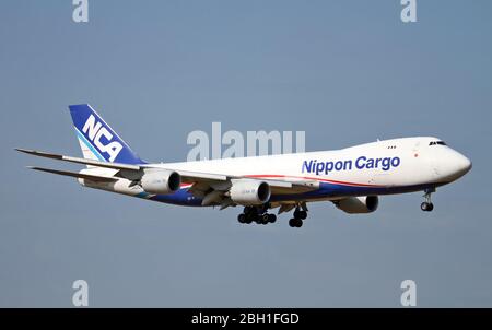 JA12KZ Nippon Cargo Airlines (NCA) Boeing 747-8F fotografiert am Flughafen Malpensa, Mailand, Italien Stockfoto