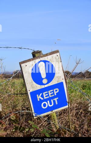 Halten Sie sich vor Warnschild in Land vereinigtes Königreich Stockfoto