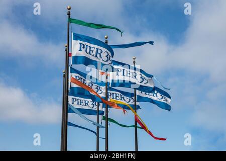 Pier 39 Flaggen, die im kalifornischen Wind weht, am Pier 39 in San Francisco Stockfoto