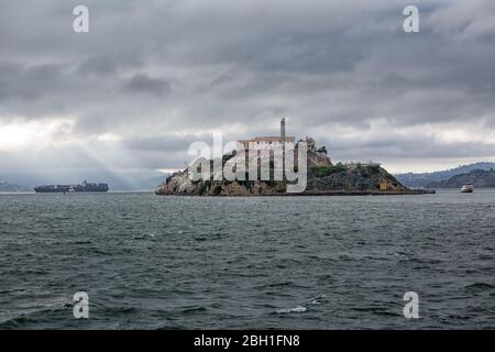 Gefängnis auf der Insel Alcatraz von einem Boot aus gesehen in der Bucht von San Francisco Stockfoto