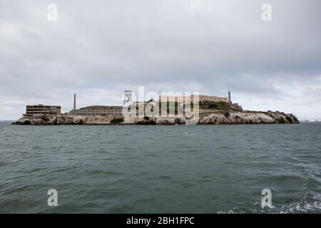 Gefängnis auf der Insel Alcatraz von einem Boot aus gesehen in der Bucht von San Francisco Stockfoto