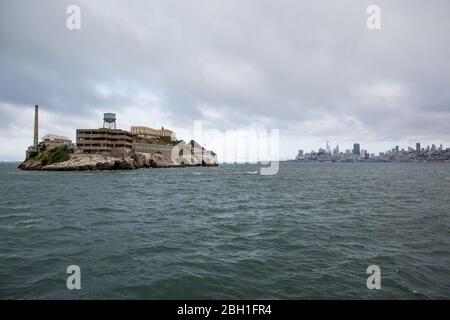 Gefängnis auf der Insel Alcatraz von einem Boot aus gesehen in der Bucht von San Francisco Stockfoto
