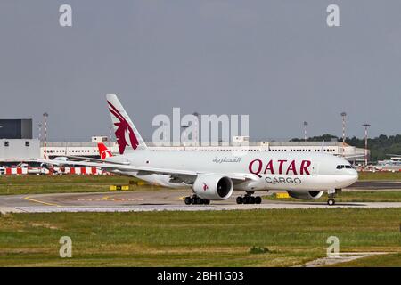 A7-BFE Qatar Airways Cargo Boeing 777-FDZ in Malpensa (MXP / LIMC), Mailand, Italien Stockfoto