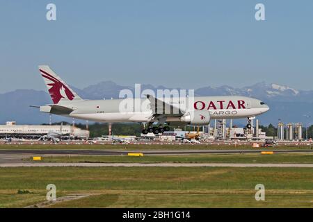 A7-BFE Qatar Airways Cargo Boeing 777-FDZ in Malpensa (MXP / LIMC), Mailand, Italien Stockfoto