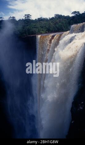 Guyana, Kaieteur National Park, Kaieteur Falls am Potaro River mit einem steilen Abwurf von 228 Metern. Stockfoto