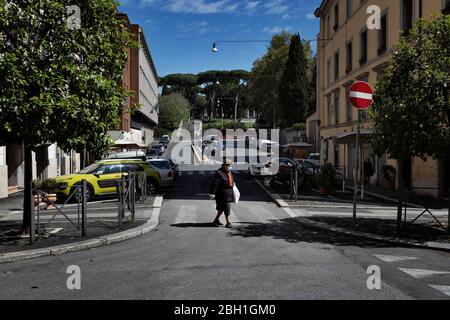 Roma, Roma, Italien. April 2020. Das tägliche Leben auf den Straßen von Roma während des Coronavirus-Ausbruchs.die italienische Regierung hat die Maßnahme einer nationalen Aussperrung beschlossen, indem sie alle Aktivitäten außer den wesentlichen Diensten für den Versuch, Coronavirus zu bekämpfen (COVID-19) eingestellt hat. Ist unter Quarantäne und die Bewegung sind auf die notwendigen beschränkt. Die Straßen der Stadt sind leer und werden vom Amry kontrolliert. Kredit: Matteo Trevisan/ZUMA Wire/Alamy Live News Stockfoto