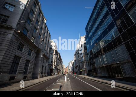 London, Großbritannien. April 2020. Eine fast leere Fleet Street heute früh in der City of London, da die Lockdown-Maßnahmen in den nächsten drei bis vier Wochen inmitten des Coronavirus gelockert werden müssen, damit sich die Wirtschaft erholen kann. City of London Lockdown, England, Großbritannien 23. April 2020 Quelle: Jeff Gilbert/Alamy Live News Stockfoto