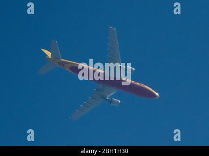 Wimbledon, London, Großbritannien. 23. April 2020. Leichte Zunahme der Abflüge vom Flughafen Heathrow über der östlichsten ‘Noise Preferential Route’ (NPR) über London während des 31. Tages der Coronavirus Lockdown. DHL-Frachtflug ab Heathrow, Ziel unbekannt. Quelle: Malcolm Park/Alamy Live News. Stockfoto