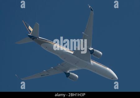 Wimbledon, London, Großbritannien. 23. April 2020. Leichte Zunahme der Abflüge vom Flughafen Heathrow über der östlichsten ‘Noise Preferential Route’ (NPR) über London während des 31. Tages der Coronavirus Lockdown. Singapore Airways der Airbus A350 9V-SMW verlässt Heathrow und fährt nach Singapur. Quelle: Malcolm Park/Alamy Live News. Stockfoto