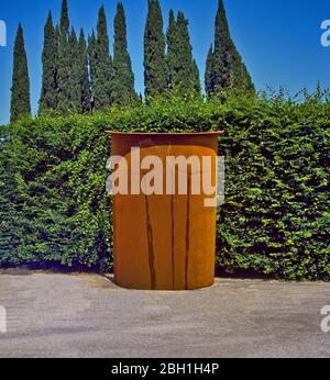 UOMO CHE PIANGE Kunstwerk corten Renato Ranaldi CAMUSAC Museum Zeitgenössische Kunst Cassino Italien Stockfoto