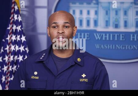 DER US-Chirurg General Jerome Adams wird von Mitgliedern der Coronavirus Task Force begleitet, um im James S. Brady Press Briefing Room des Weißen Hauses in Washington, DC, USA, am 22. April 2020 über die COVID-19-Pandemie zu berichten.Quelle: Michael Reynolds/Pool via CNP /MediaPunch Stockfoto