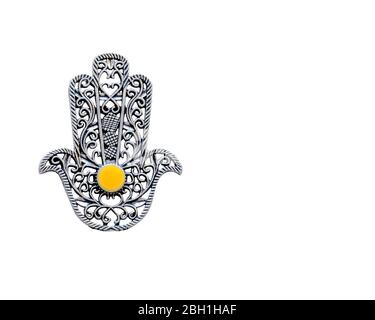 Fatima Handaufschrampe auf weißem Hintergrund mit einem Copyspace. Altes Symbol und traditionelle moderne touristische Souvenir von Tunesien Stockfoto