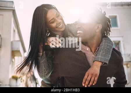 Afrikanisches Paar, das auf einer Stadtrundfahrt viel Spaß hat - junge Leute, die während der Urlaubsreise zusammen Zeit genießen - Liebe, Mode, Reisen und Relati Stockfoto