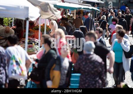 Köln, Deutschland. April 2020. Zahlreiche Besucher laufen über einen Markt am Wiener Platz. Das öffentliche Leben wird durch die Coronavirus-Krise weiter eingeschränkt. Quelle: Federico Gambarini/dpa/Alamy Live News Stockfoto