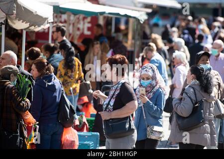 Köln, Deutschland. April 2020. Zahlreiche Besucher laufen über einen Markt am Wiener Platz. Das öffentliche Leben wird durch die Coronavirus-Krise weiter eingeschränkt. Quelle: Federico Gambarini/dpa/Alamy Live News Stockfoto