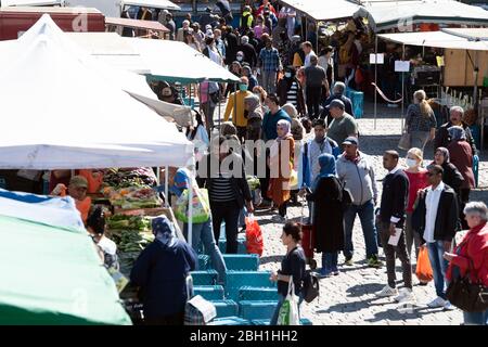 Köln, Deutschland. April 2020. Zahlreiche Besucher laufen über einen Markt am Wiener Platz. Das öffentliche Leben wird durch die Coronavirus-Krise weiter eingeschränkt. Quelle: Federico Gambarini/dpa/Alamy Live News Stockfoto