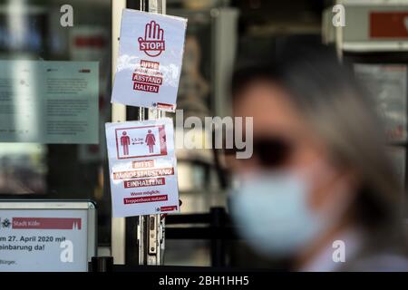 Köln, Deutschland. April 2020. Warnschilder mit der Bitte, Abstand zu halten, sind am Eingang des Kreisstädtehauses Mülheim angebracht. Das öffentliche Leben wird durch die Coronavirus-Krise weiter eingeschränkt. Quelle: Federico Gambarini/dpa/Alamy Live News Stockfoto