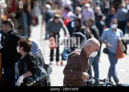 Köln, Deutschland. April 2020. Zahlreiche Besucher laufen über einen Markt am Wiener Platz. Das öffentliche Leben wird durch die Coronavirus-Krise weiter eingeschränkt. Quelle: Federico Gambarini/dpa/Alamy Live News Stockfoto