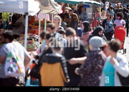 Köln, Deutschland. April 2020. Zahlreiche Besucher laufen über einen Markt am Wiener Platz. Das öffentliche Leben wird durch die Coronavirus-Krise weiter eingeschränkt. Quelle: Federico Gambarini/dpa/Alamy Live News Stockfoto