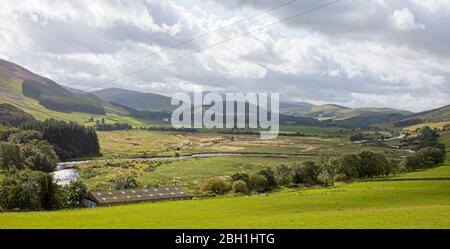 Ackerland in einem breiten Tal der südlichen Hochebenen, Scottish Borders, Schottland, Großbritannien. Stockfoto