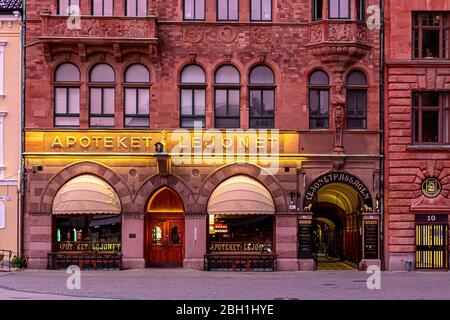 Malmö, Schweden - 20. Mai 2019: Die Fassade eines historischen Gebäudes, in dem sich eine alte Apotheke befindet, die noch in Gebrauch ist. Die Apotheke heißt Apoteket Lejonet Stockfoto