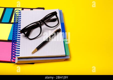 Bürobedarf. Stationäres Konzept. Foto von Stift, Brille Haftnotiz Stockfoto