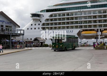 Das Kreuzfahrtschiff Radiance of the Seas hat während einer Alaska-Kreuzfahrt in einem Hafen in Alaska festgemacht Stockfoto