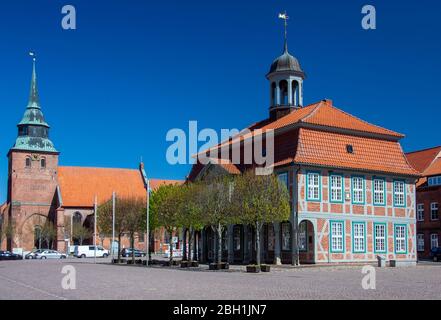 Boizenburg, Deutschland. April 2020. Das Rathaus auf dem Marktplatz, wegen der Corona-Schutzmaßnahmen geschlossen. Aufgrund des durch die Corona-Schutzmaßnahmen verursachten Tourismusmangels sind die Städte in Mecklenburg-Vorpommern nicht sehr belebt. Nach mehreren Wochen Zwangsschließungen durch die Corona-Schutzmaßnahmen haben viele Einzelhandelsgeschäfte in Mecklenburg-Vorpommern wieder eröffnet. Quelle: Jens Büttner/dpa-Zentralbild/ZB/dpa/Alamy Live News Stockfoto