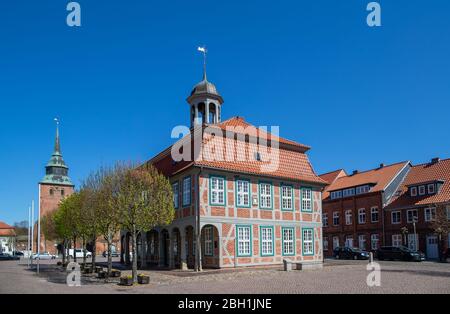 Boizenburg, Deutschland. April 2020. Das Rathaus auf dem Marktplatz, wegen der Corona-Schutzmaßnahmen geschlossen. Aufgrund des durch die Corona-Schutzmaßnahmen verursachten Tourismusmangels sind die Städte in Mecklenburg-Vorpommern nicht sehr belebt. Nach mehreren Wochen Zwangsschließungen durch die Corona-Schutzmaßnahmen haben viele Einzelhandelsgeschäfte in Mecklenburg-Vorpommern wieder eröffnet. Quelle: Jens Büttner/dpa-Zentralbild/ZB/dpa/Alamy Live News Stockfoto