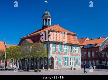 Boizenburg, Deutschland. April 2020. Das Rathaus auf dem Marktplatz, wegen der Corona-Schutzmaßnahmen geschlossen. Aufgrund des durch die Corona-Schutzmaßnahmen verursachten Tourismusmangels sind die Städte in Mecklenburg-Vorpommern nicht sehr belebt. Nach mehreren Wochen Zwangsschließungen durch die Corona-Schutzmaßnahmen haben viele Einzelhandelsgeschäfte in Mecklenburg-Vorpommern wieder eröffnet. Quelle: Jens Büttner/dpa-Zentralbild/ZB/dpa/Alamy Live News Stockfoto
