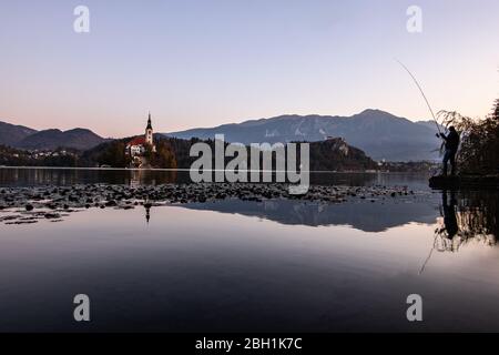 Herbstmorgen im Bleder See. sonnenaufgang Stockfoto