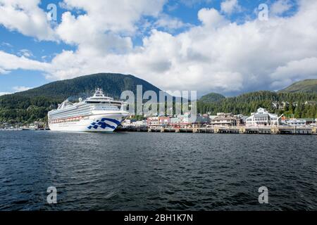 Grand Princess Kreuzfahrtschiff liegt in einem Hafen in Alaska, während einer Alaskakreuzfahrt Stockfoto