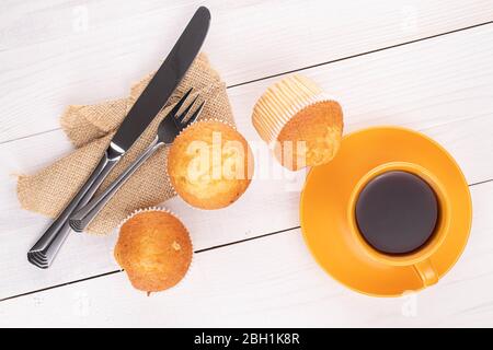 Gruppe von drei ganzen kleinen gebackenen Muffin Frühstück auf weißem Holz Stockfoto