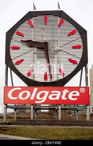 Jersey City, New Jersey / USA - 27. Dezember 2019: Die Colgate Clock historische Sehenswürdigkeit an der Uferpromenade von Jersey City, gegenüber Manhattan, New York Stockfoto