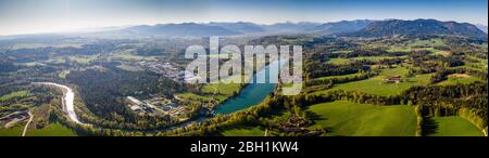 Luftpanorama Bad Tölz, Isartal, Deutschland Bayerische Alpen. Sonnenaufgang Stockfoto